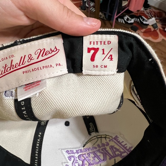 LAKERS hat - Picture 10 of 12